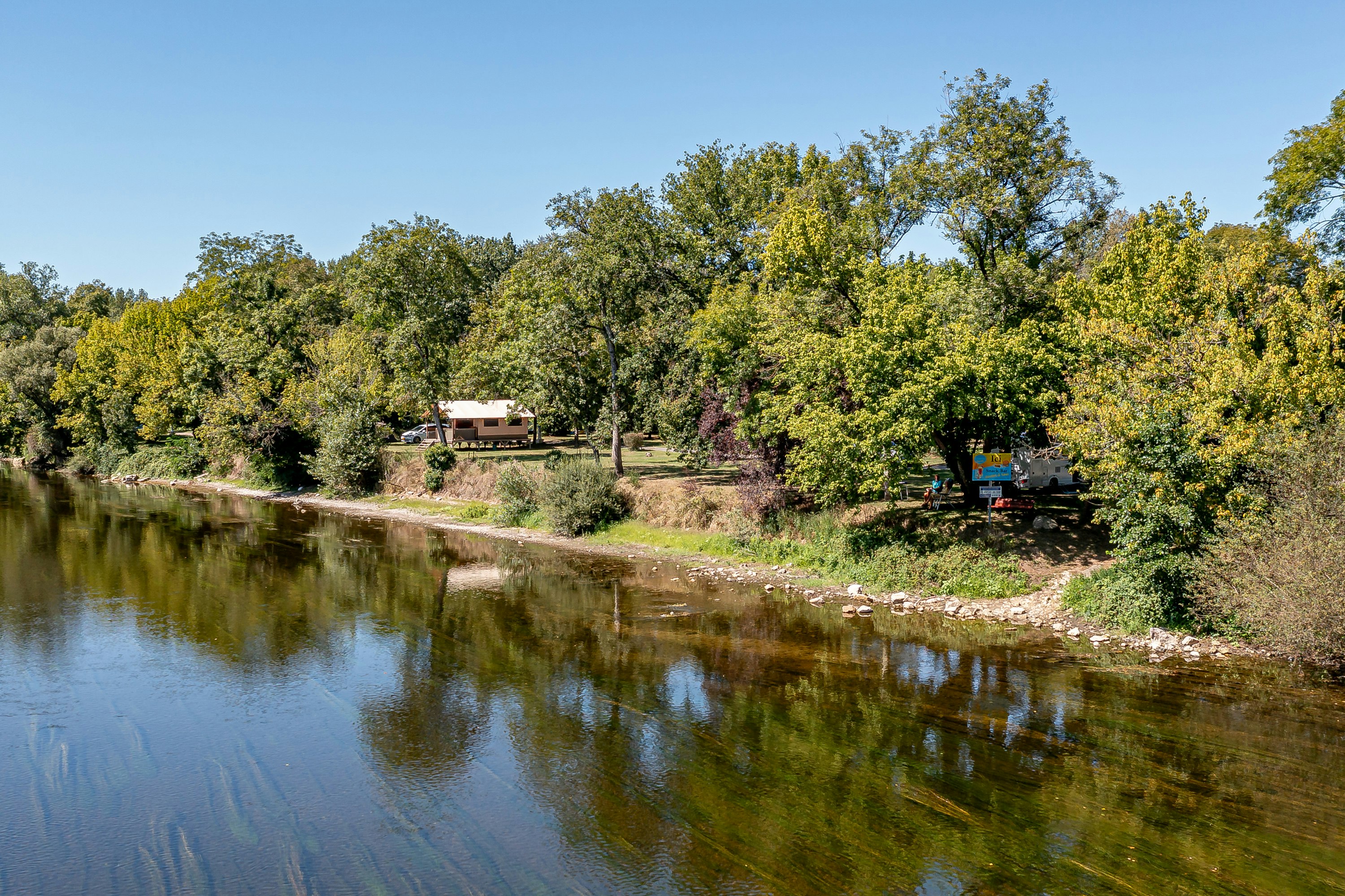 Ushuaia Villages Les Belles Rives - Blick auf den Campingplatz am Fluss