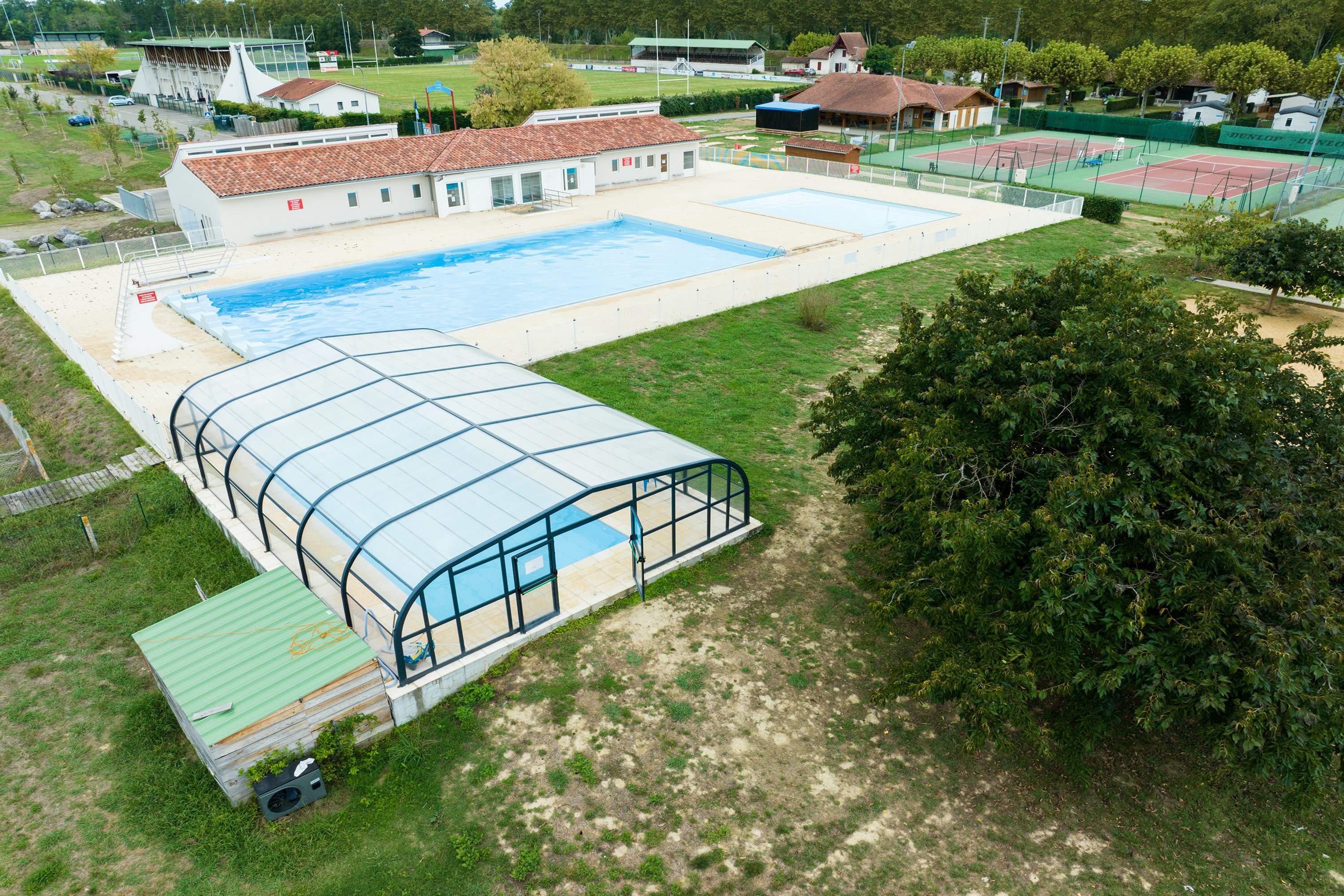 Camping Paradis Rives de L'Adour - Blick auf den Pool des Campingplatzes