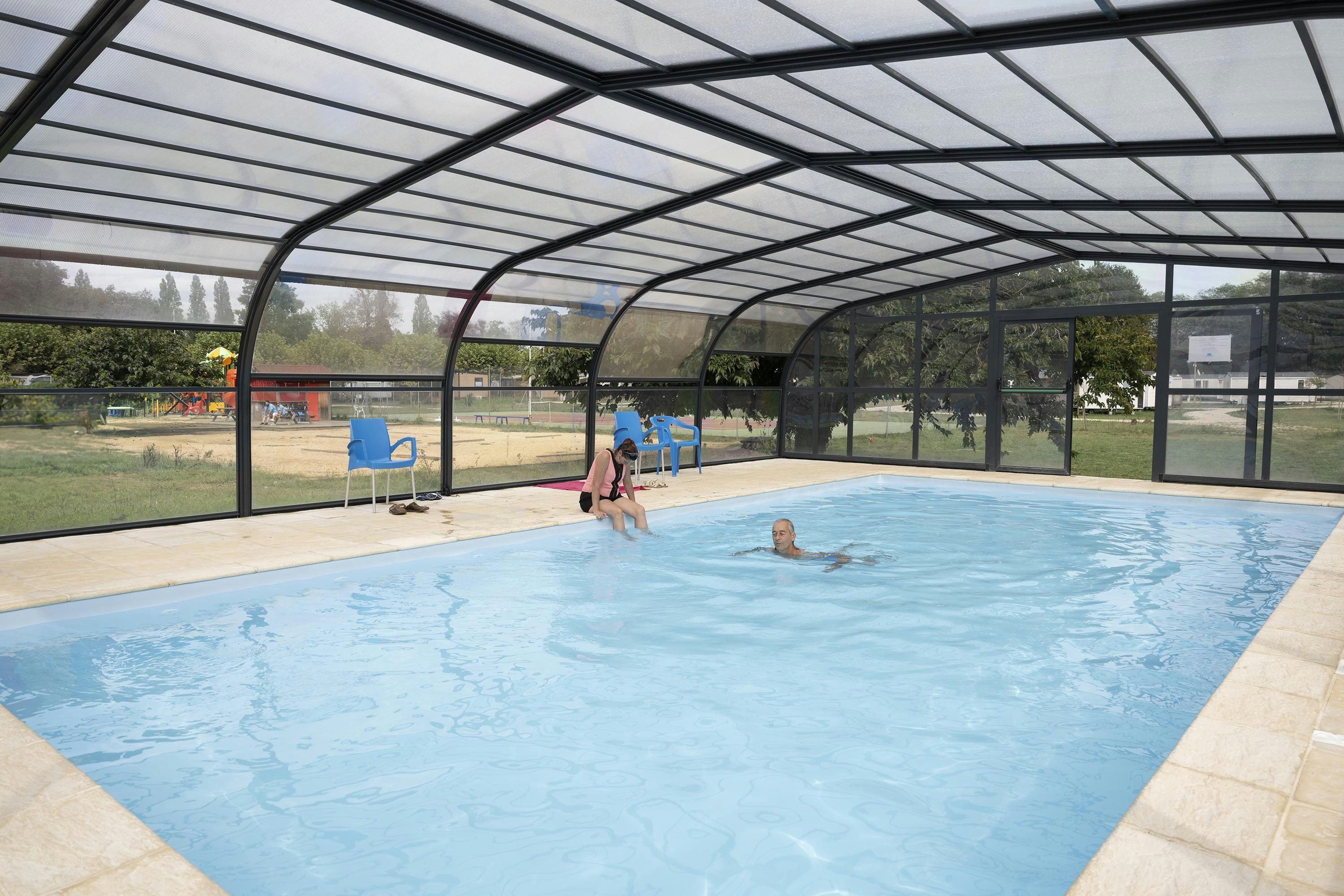 Camping Paradis Rives de L'Adour - Pool mit Überdachung auf dem Campingplatz
