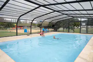 Camping Paradis Rives de L'Adour - Pool mit Überdachung auf dem Campingplatz