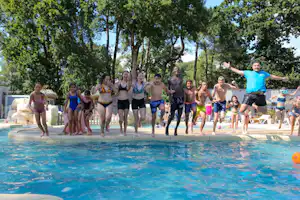 Camping Paradis Les Rochelets - Camper springen in den Pool des Campingplatzes