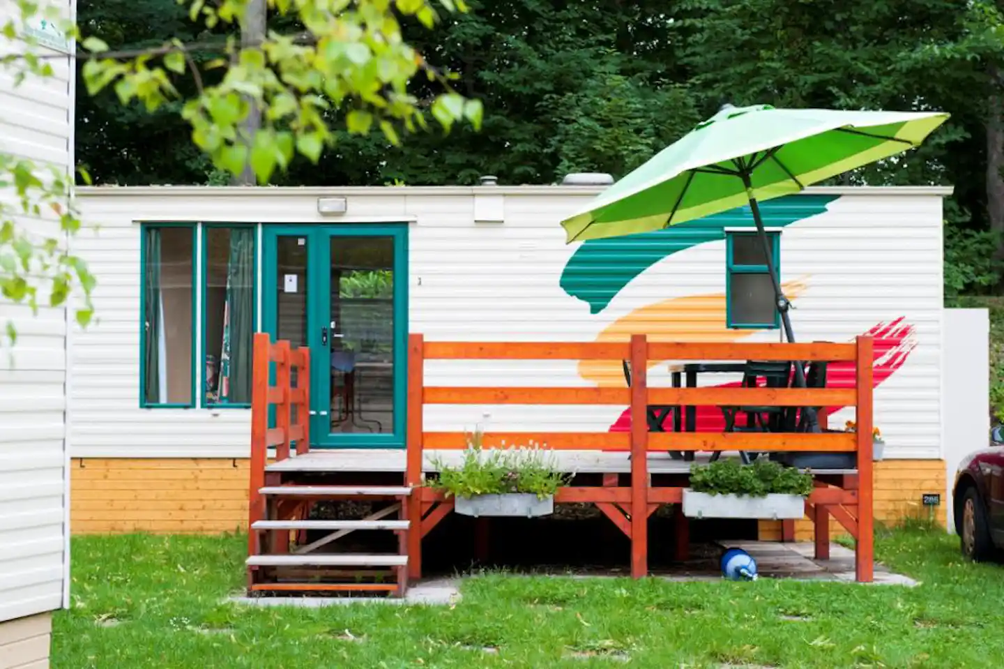 Camping Paradis Plage - Mobilheim am Campingplatz von Bäume umgeben