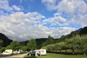 Camping Paradise Garden - Stellplatz vom Campingplatz auf grüner Wiese