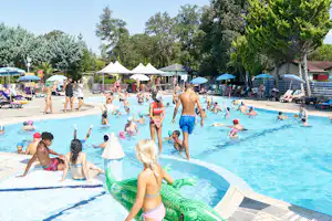 Camping Paradiso - Swimmingpool mit Badegästen auf dem Campingplatz