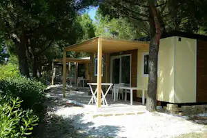 Camping Paradiso - Mobilheime mit Veranda zwischen Bäumen