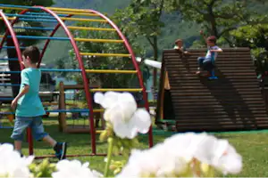 Camping Paradiso Lago - Kinder auf dem Kinderspielplatz