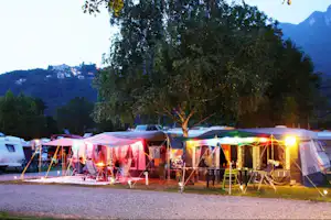 Camping Paradiso Lago - Wohnwagen mit Zierlichtern am Abend