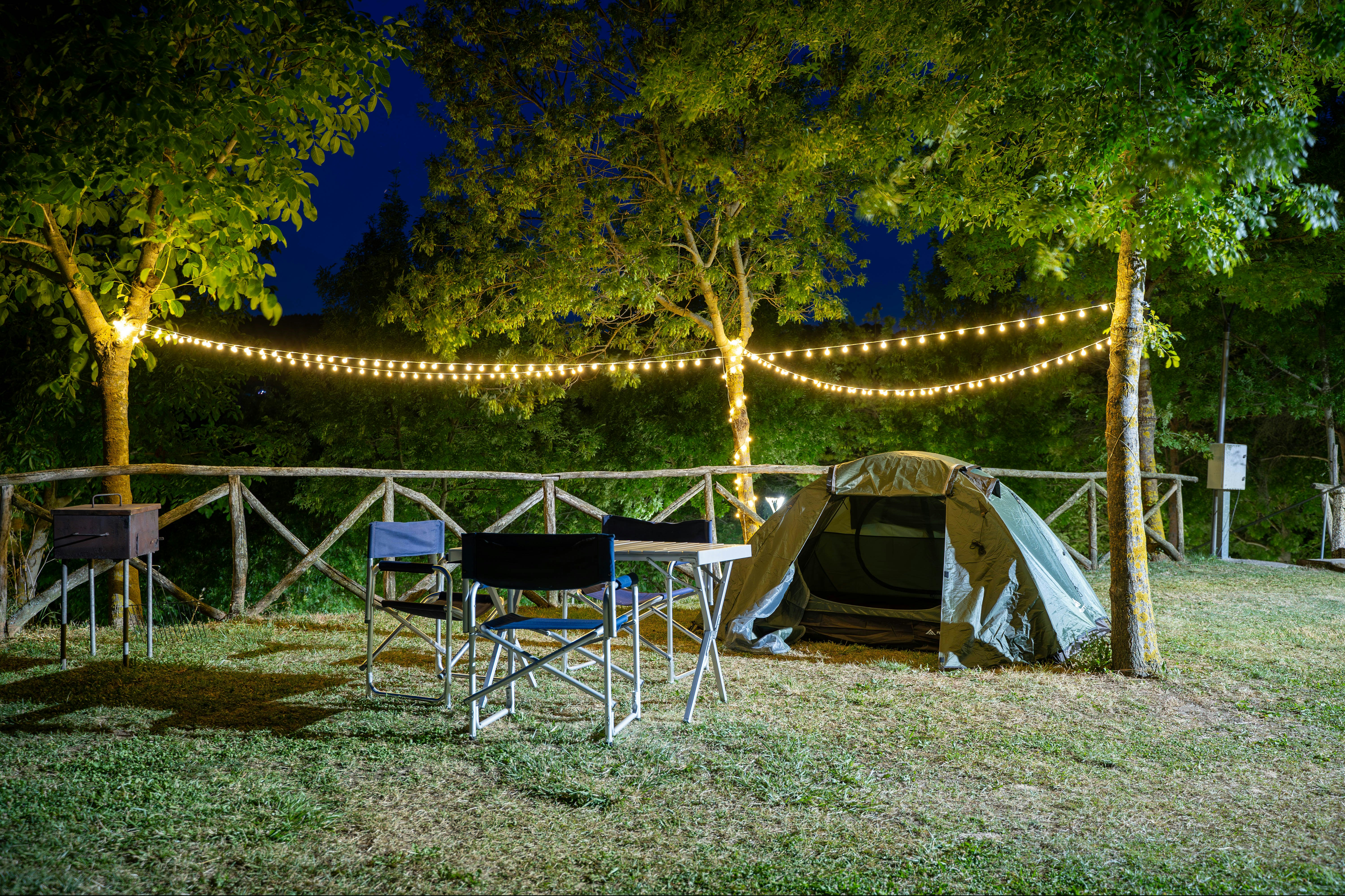 Camping Paradiso - Blick auf einen Zeltplatz am Abend
