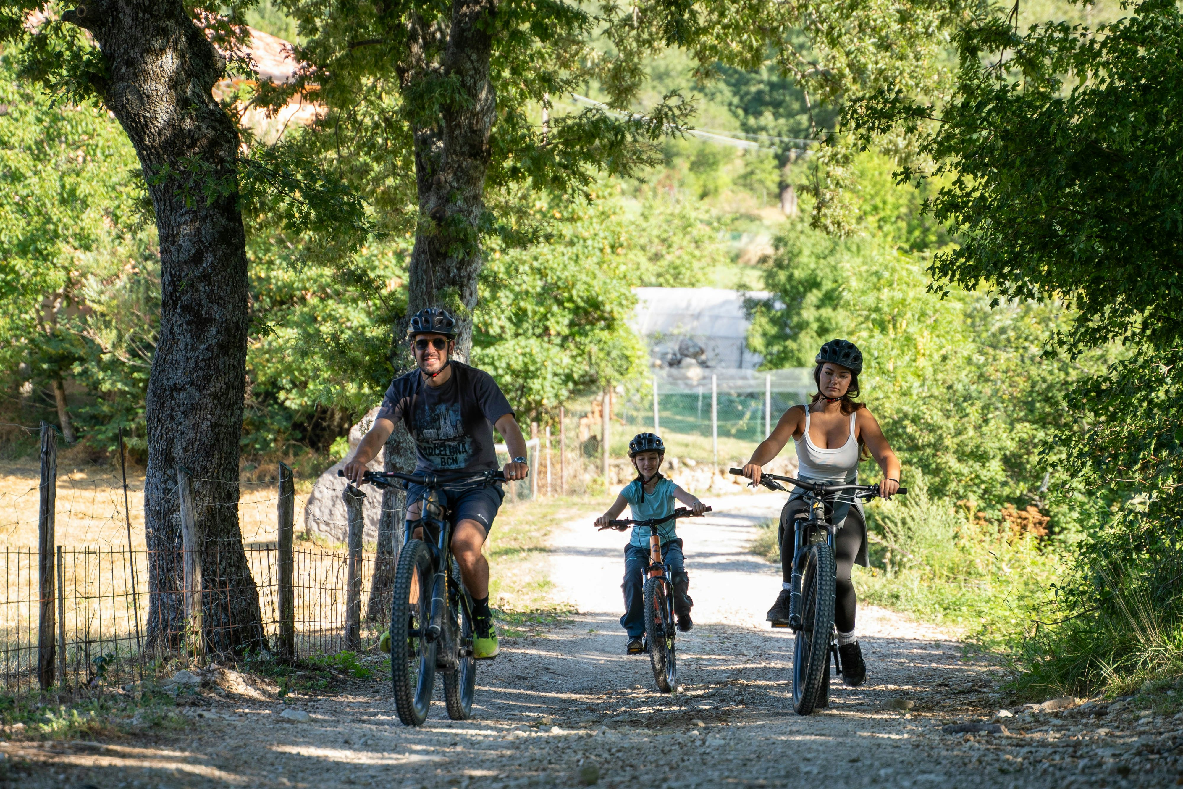 Camping Paradiso - Familie beim Fahrradfahren in der Umgebung des Campingplatzes