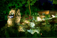 Camping Paradiso - Eingangsschid und Brunnen vom Campingplatz bei Nacht