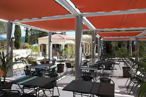 Camping Parc de Bormes - Restaurant mit Terrasse auf dem Campingplatz