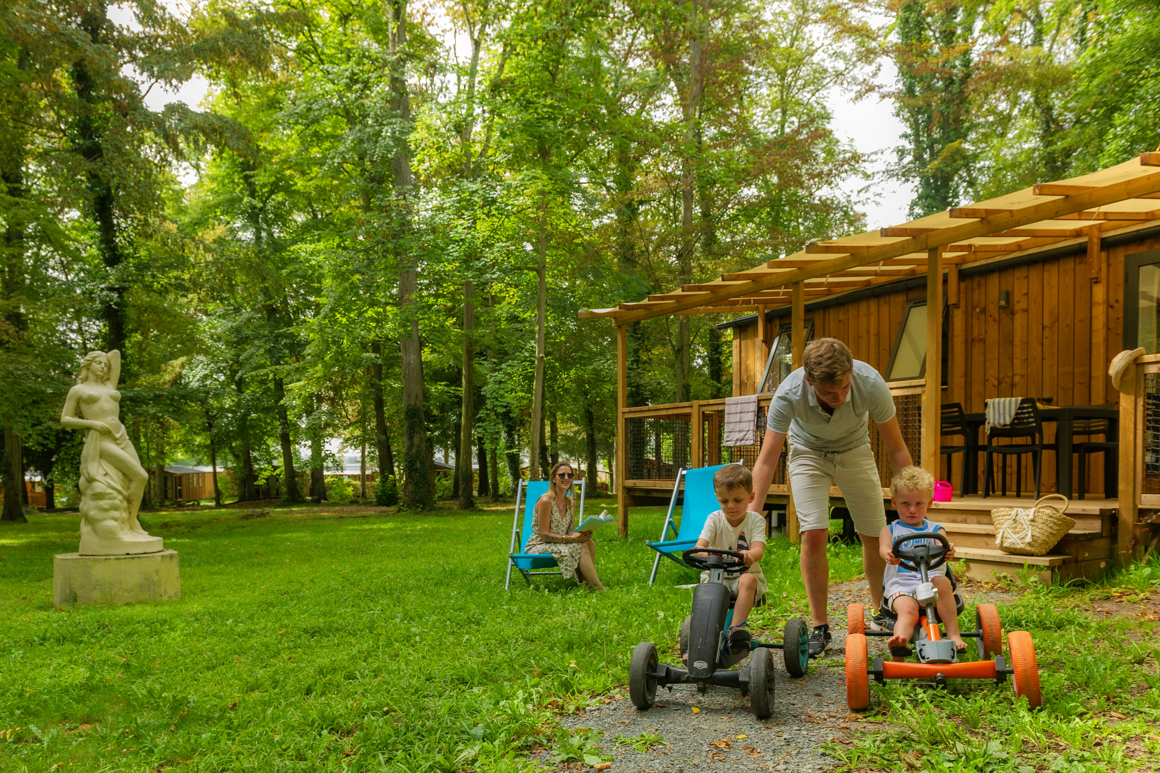 Capfun Camping Parc de Montsabert  - Familie vor ihrem Mobilheim mit Terrasse auf dem Campingplatz