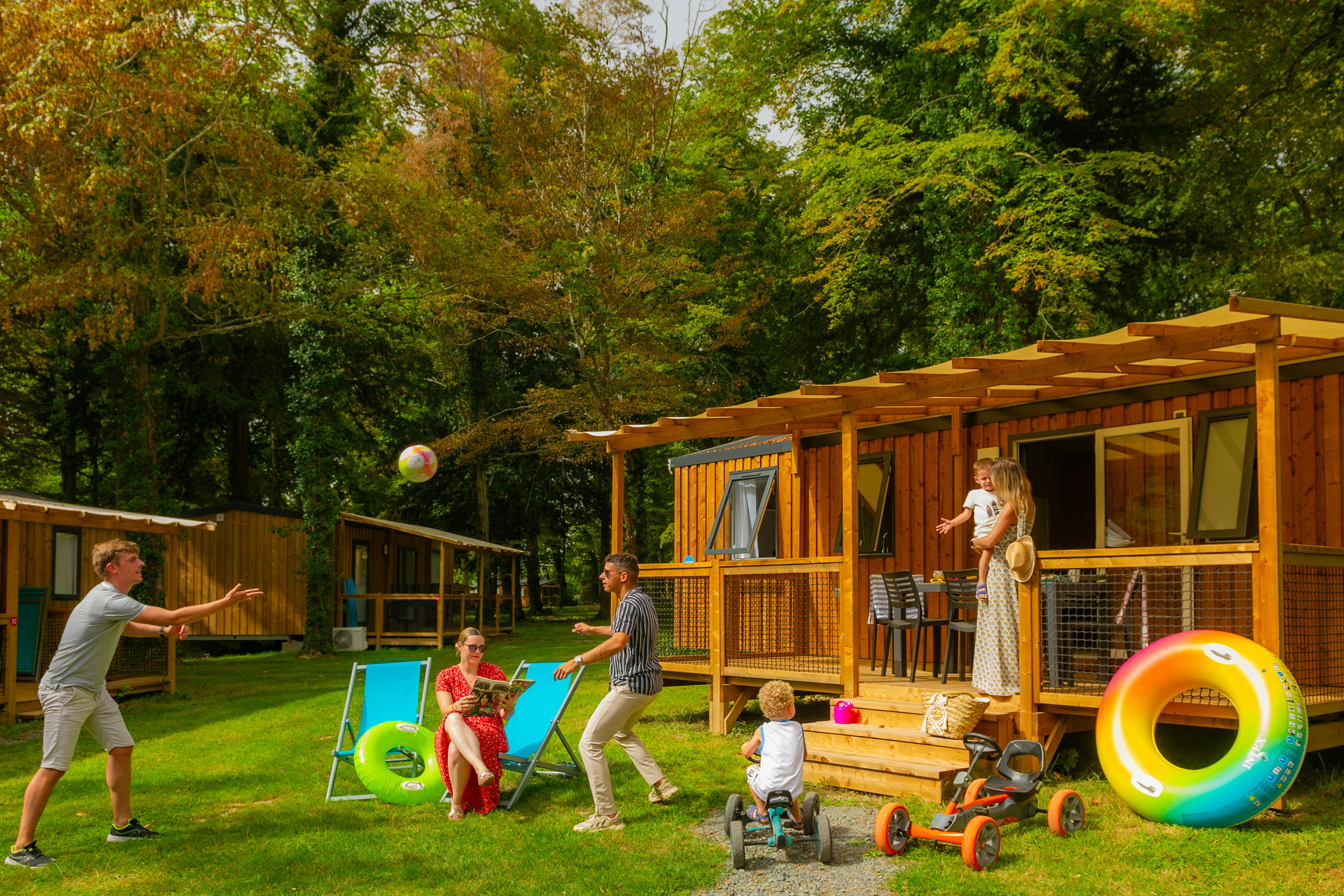 Capfun Camping Parc de Montsabert  - Mobilheim mit Terrasse auf dem Campingplatz