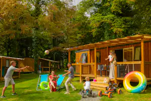 Capfun Camping Parc de Montsabert - Mobilheim mit Terrasse auf dem Campingplatz