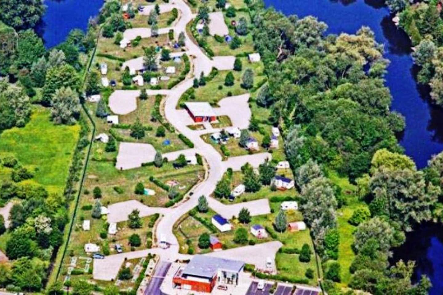Camping Parc des Cygnes  -  Campingplatz zwischen Flüssen aus der Vogelperspektive
