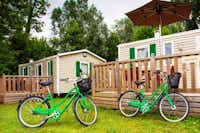 Camping Parc des Cygnes  - Fahrräder an den Mobilheimen vom Campingplatz mit Veranden