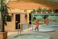 Camping Parc des Maurettes  - Indoor Poolbereich mit Whirlpool und Sauna vom Campingplatz