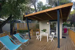 Camping Parc des Maurettes - Terrasse vom Mobilheim auf dem Campingplatz mit Esstisch und Liegestühlen