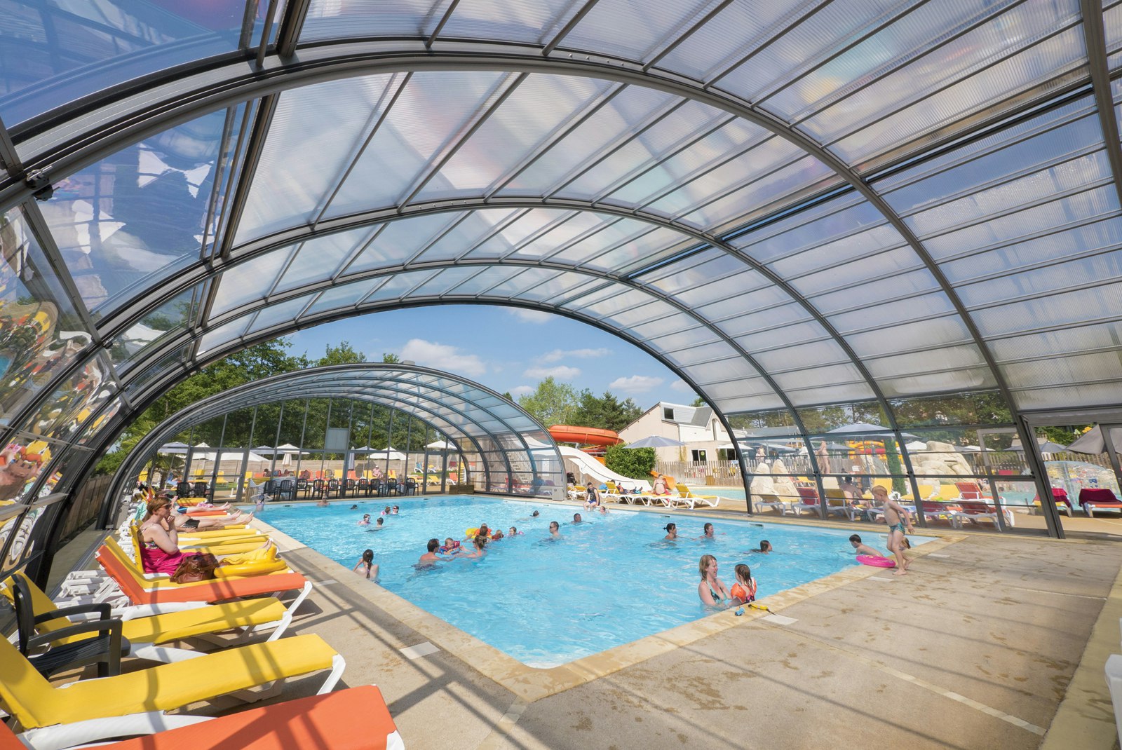 Yelloh! Village Parc du Val de Loire - Überdachter Pool auf dem Campingplatz