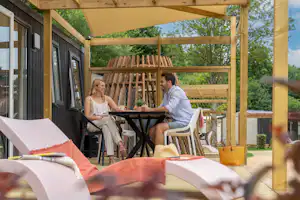Camping Sandaya Parc La Clusure Camping Parc La Clusure - Terrasse eines Mobilheims auf dem Campingplatz
