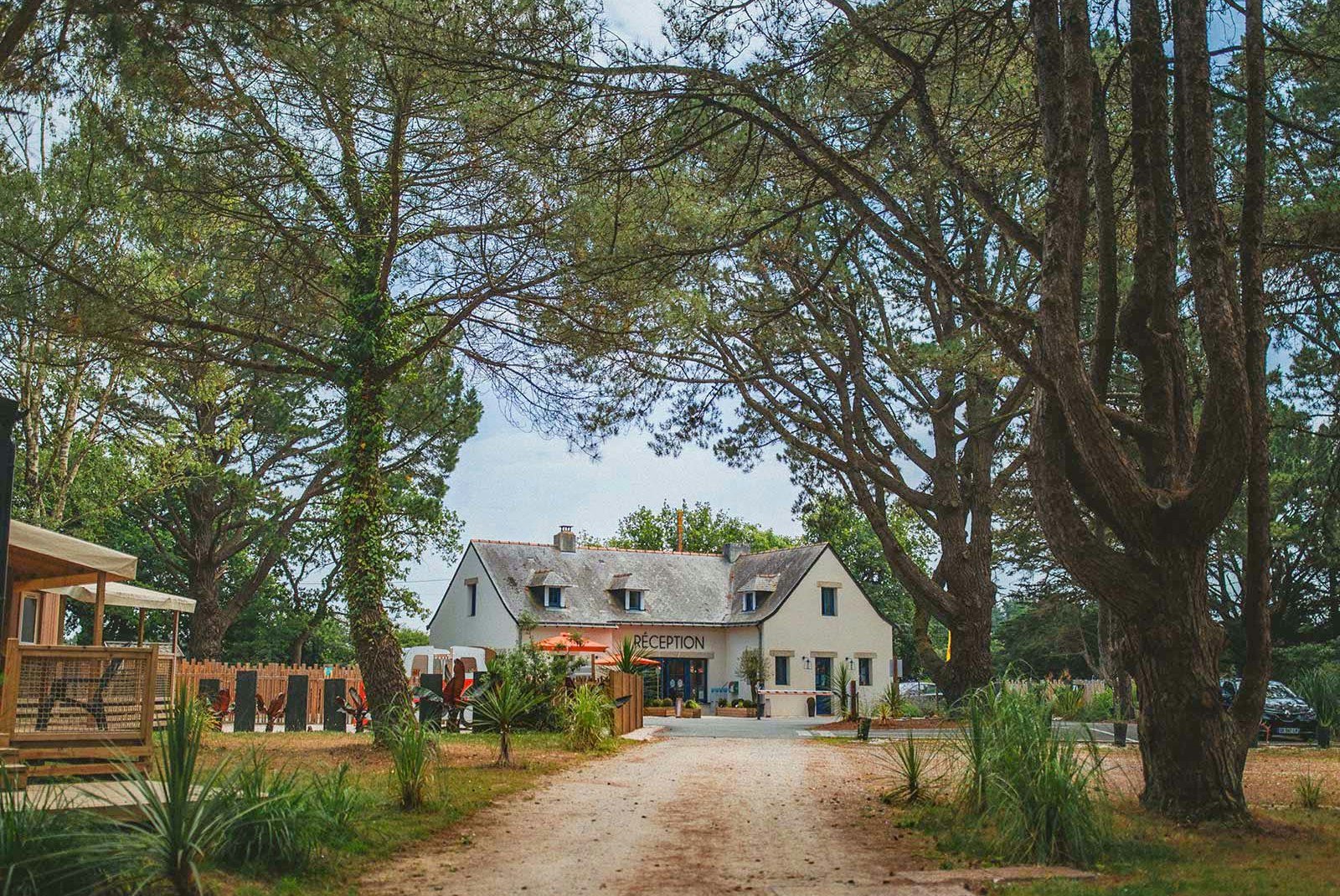 Yelloh! Village Parc Sainte Brigitte  Camping Parc Sainte-Brigitte - Blick auf den Eingang und das Rezeptionsgebäude
