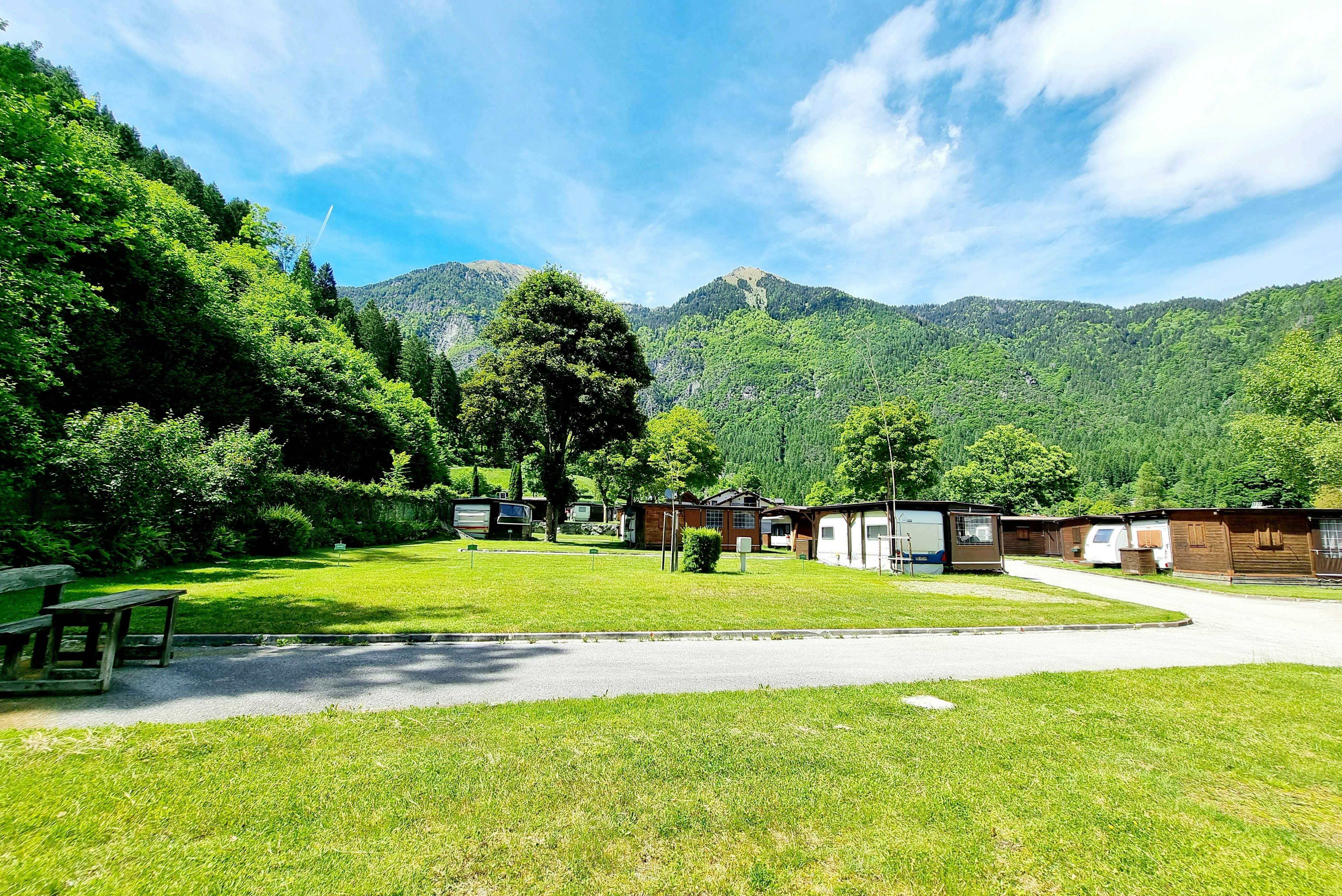 Camping Parco Adamello - Standplätze auf dem Campingplatz im Grünen
