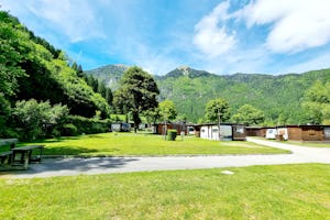 Camping Parco Adamello - Standplätze auf dem Campingplatz im Grünen