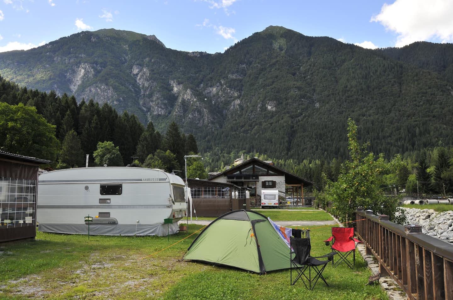 Camping Parco Adamello - Stellplätze und Wohnwagenstellplätze  mit Blick auf die Alpen
