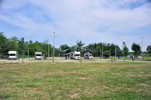 Camping Parco al Po - überdachter Stellplatz vom Campingplatz auf grüner Wiese