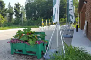 Camping Parco al Po - Sitzmöglichkeiten auf der Terrasse vom Hauptgebäude auf dem Campingplatz