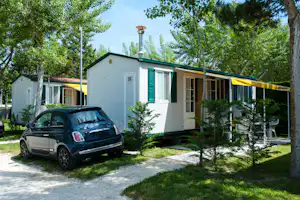 Camping Parco Capraro - Mobilheim mit Terrasse auf dem Campingplatz