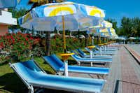 Camping Parco Capraro - Liegestühle mit Sonnenschirmen am Pool