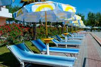 Camping Parco Capraro - Liegestühle mit Sonnenschirmen am Pool