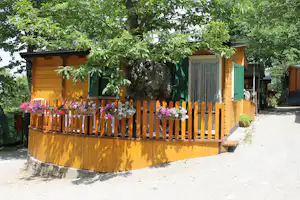 Camping Parco dei Castagni - Mobilheim vom Campingplatz mit Veranda im Schatten eines Baumes