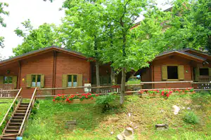 Camping Parco dei Castagni - Mobilheime vom Campingplatz zwischen Bäumen