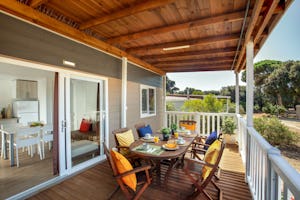 Camping Parco della Gallinara - Mobilheim mit Terrasse auf dem Campingplatz