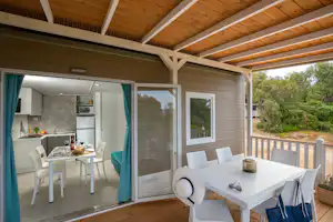 Camping Parco della Gallinara - Mobilheim mit Terrasse auf dem Campingplatz