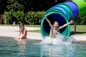 Camping Parco della Gallinara - Rutschen im Wasserpark des Campingplatzes