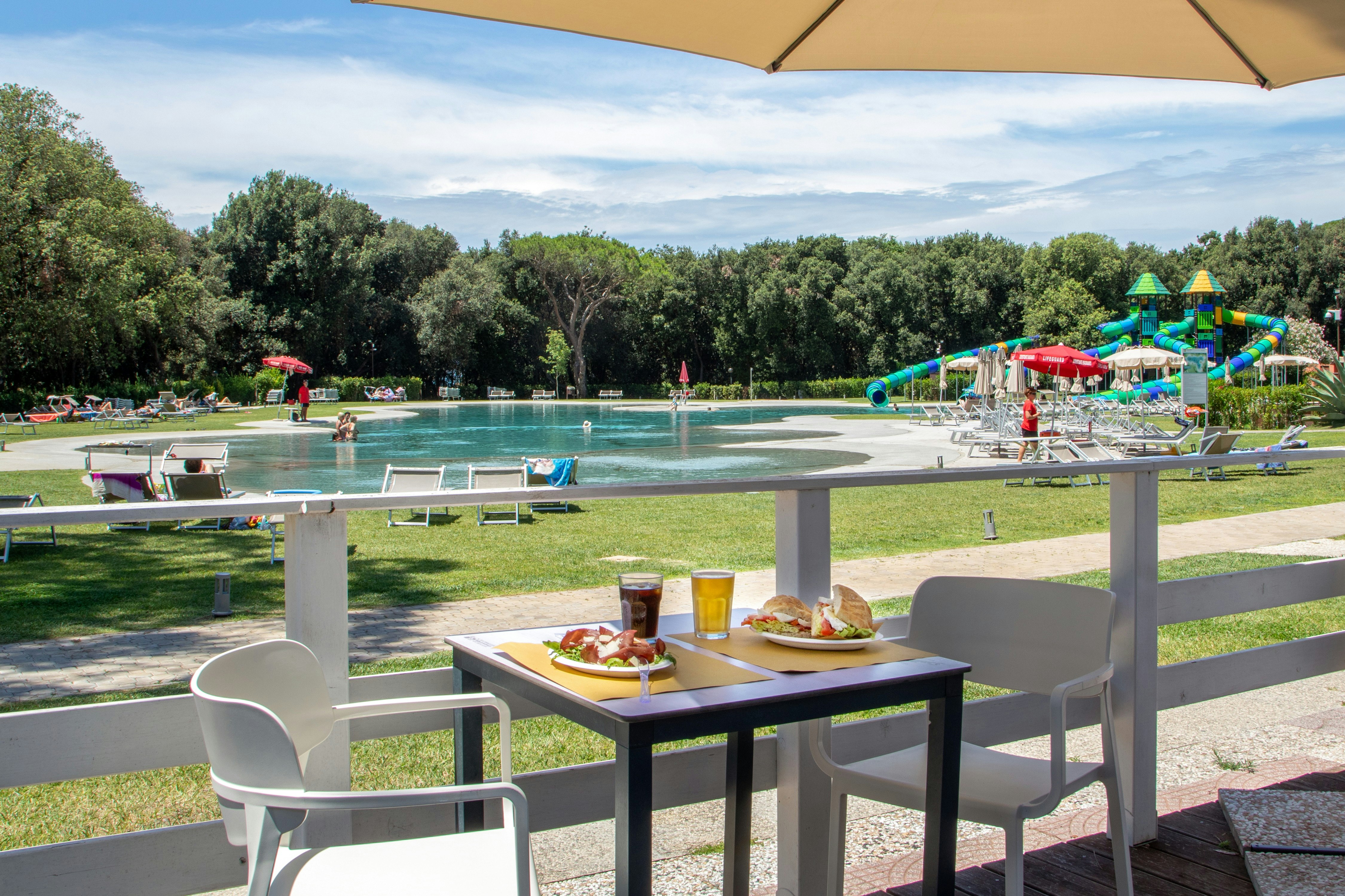 Camping Parco della Gallinara - Terrasse mit Blick auf den Pool