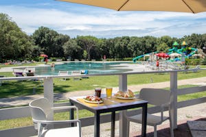 Camping Parco della Gallinara - Terrasse mit Blick auf den Pool