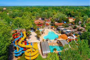 Camping Paris Roussillon - Luftaufnahme des Campingplatzes mit Wasserpark
