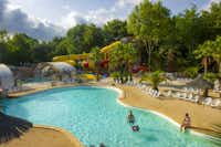 Camping Paris Roussillon  - Pool im Freien mit Liegestühlen und Sonnenschirmen