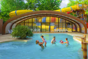 Camping Paris Roussillon - Pool mit Überdachung auf dem Campingplatz