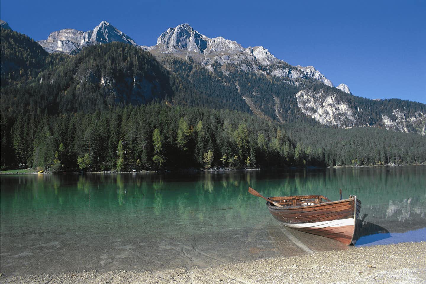 Camping Park Baita Dolomiti  - Boot am See vom Campingplatz in den Alpen