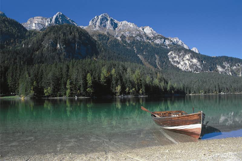 Camping Park Baita Dolomiti  - Boot am See vom Campingplatz in den Alpen