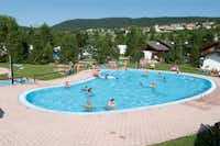 Camping Park Baita Dolomiti  -  Pool vom Campingplatz mit Liegewiese