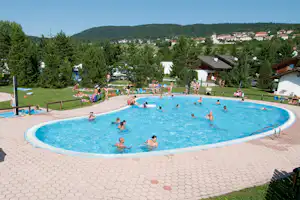 Camping Park Baita Dolomiti - Pool vom Campingplatz mit Liegewiese