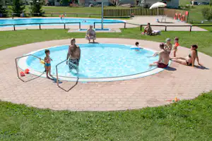 Camping Park Baita Dolomiti - Camper am Kinderbecken im Poolbereich vom Campingplatz