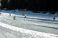 Camping Park Baita Dolomiti  - Schlittschuh fahren auf dem See am Campingplatz im Winter