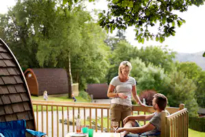 Camping Park Cliffe - Camperpaar vor ihrem Mobilheim in der Sonne